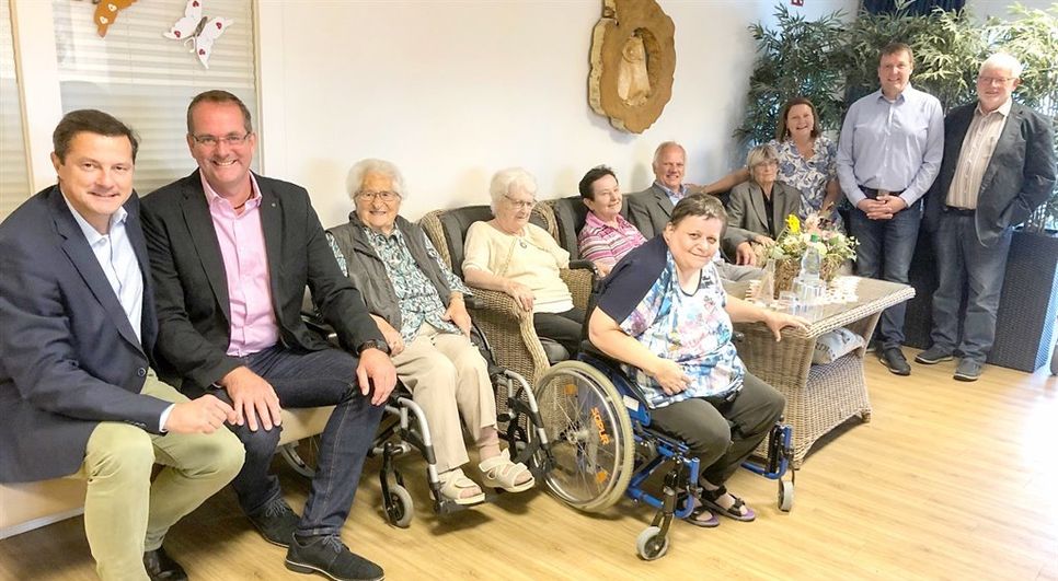 Oliver Grundmann (l.) besuchte die Seniorenwohnlage von Heinz und Petra Ukena in Ganrrenburg.
 Foto: eb