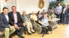 Oliver Grundmann (l.) besuchte die Seniorenwohnlage von Heinz und Petra Ukena in Ganrrenburg.
 Foto: eb