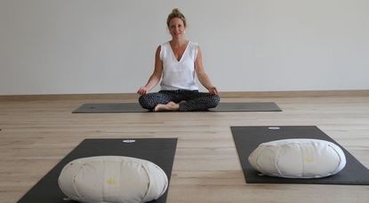 Almut Rademacher in ihrem großen Yogaraum. Sie hat den Yogagarten in der Klosterstraße 4 in Lilienthal eröffnet. Foto: mr