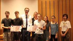 Die Schüler/innenvertretungen der IGS und des Gymnasiums Lilienthal erhielten 1000 Euro vom ANZEIGER, weil Lilienthal den Wettbewerb um die höchste Europawahlbeteiligung gewann.  Foto:pvio