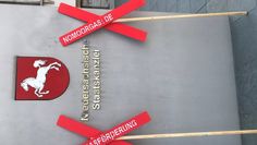 Die roten Xe sind mittlerweile im Landkreis bekannt und an zahlreichen Ecken zu sehen. Jetzt standen sie in Hannover.  Foto: eb