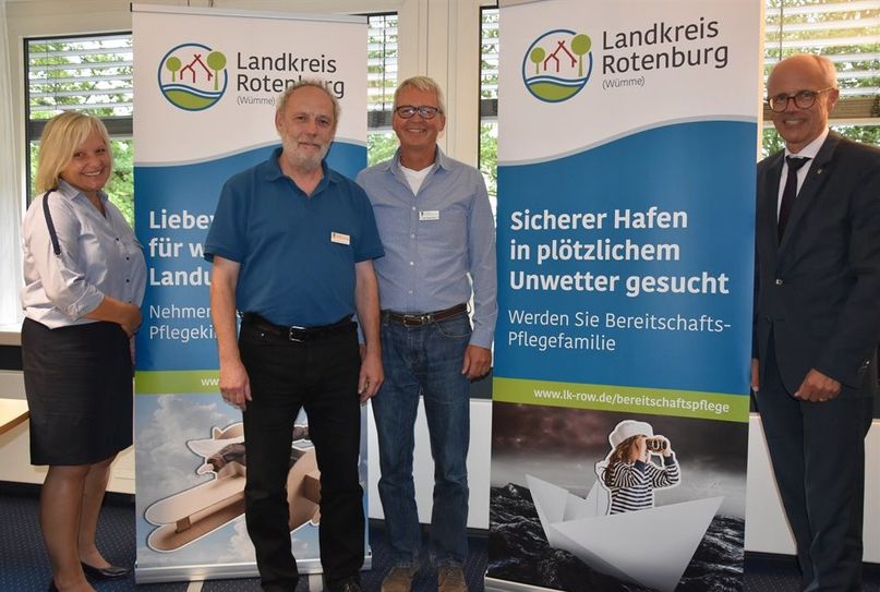 Ulrike Helle (Leiterin Jugendamt) und Landrat Luttmann starten die Kampagne Pflegeeltern gesucht. Hans-Peter Schildhorn und Jens Högermeyer (Mitte v.l.) vom Jugendamt laden zum Infoabend ein. 
 Foto: eb