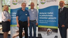 Ulrike Helle (Leiterin Jugendamt) und Landrat Luttmann starten die Kampagne Pflegeeltern gesucht. Hans-Peter Schildhorn und Jens Högermeyer (Mitte v.l.) vom Jugendamt laden zum Infoabend ein. 
 Foto: eb