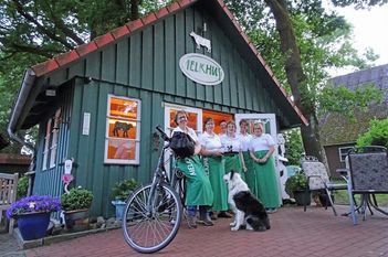 Die sechs Melkhus-Damen aus dem Landkreis Rotenburg (Wümme) freuen sich noch auf viele Besucher bis zum Saisonende Anfang Oktober. Foto: TouROW