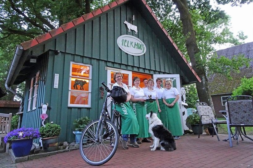 Die sechs Melkhus-Damen aus dem Landkreis Rotenburg (Wümme) freuen sich noch auf viele Besucher bis zum Saisonende Anfang Oktober.  Foto: TouROW