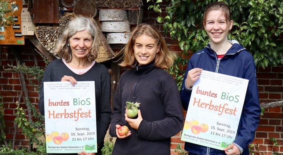 Imme Klencke, Antonia Flach und Carolin Ehlers (letztere haben beide gerade ein freiwilliges ökologisches Jahr in der BioS gestartet) freuen sich auf einen spannenden Tag.  Foto: aklü