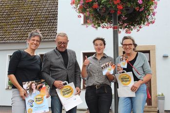 v. li.: Julia Mangels (Foto-Scheune), Walter Fluder (Modehaus Fluder), Carolin Novak (Wirtschaftstreff), Ute Gartmann (die schatulle), vorne George Clooney (Maskottchen der Fußgängerzone).  Foto: eb