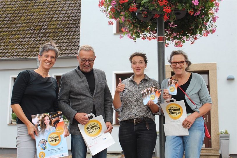 v. li.: Julia Mangels (Foto-Scheune), Walter Fluder (Modehaus Fluder), Carolin Novak (Wirtschaftstreff), Ute Gartmann (die schatulle), vorne George Clooney (Maskottchen der Fußgängerzone).  Foto: eb