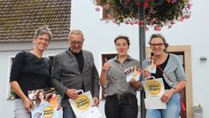 v. li.: Julia Mangels (Foto-Scheune), Walter Fluder (Modehaus Fluder), Carolin Novak (Wirtschaftstreff), Ute Gartmann (die schatulle), vorne George Clooney (Maskottchen der Fußgängerzone).  Foto: eb