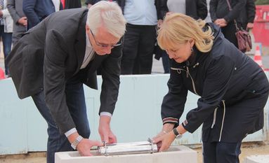 Hans-Joachim Blohme und Susanne Geils legten zum offiziellen Baubeginn eine Zeitkapsel in den Grundstein der neuen Johanniter-Kindertagesstätte in der Deltastraße.  Foto: jm