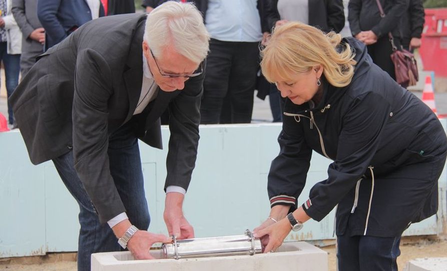 Hans-Joachim Blohme und Susanne Geils legten zum offiziellen Baubeginn eine Zeitkapsel in den Grundstein der neuen Johanniter-Kindertagesstätte in der Deltastraße.  Foto: jm