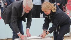 Hans-Joachim Blohme und Susanne Geils legten zum offiziellen Baubeginn eine Zeitkapsel in den Grundstein der neuen Johanniter-Kindertagesstätte in der Deltastraße.  Foto: jm