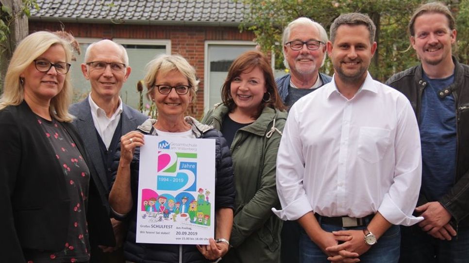 Aktuelle und ehemalige Lehrkräfte der KGS Hambergen ließen die 25-jährige Geschichte Revue passieren und freuen sich auf das Schulfest am 20. September.  Foto: jm