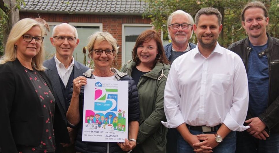 Aktuelle und ehemalige Lehrkräfte der KGS Hambergen ließen die 25-jährige Geschichte Revue passieren und freuen sich auf das Schulfest am 20. September.  Foto: jm