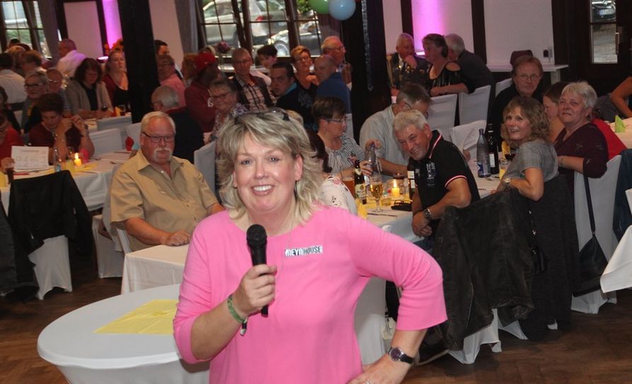 Die Neueröffnung des Gnarrenburger Festsaals war ein Erfolg auf ganzer Linie. Die neue Chefin Heike Meyn und ihre Crew hatten alle Hände voll zu tun.  Foto: im