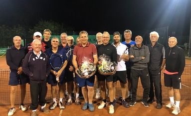 Viele glückliche Gesichter beim Tennis-Flutlichtturnier des VfL Kutenholz. Foto: eb