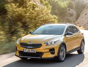 Der Kia XCeed besitzt ein äußerst leistungsfähiges Fahrwerk. Dem Crossover-Konzept entsprechend gewährleistet es bei allen Straßenverhältnissen ein stabiles Fahrverhalten und ein agiles Handling.
 Foto: kia.de