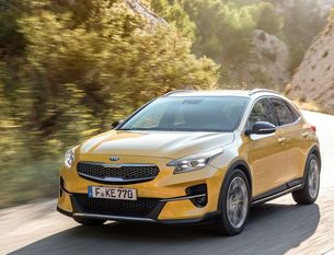 Der Kia XCeed besitzt ein äußerst leistungsfähiges Fahrwerk. Dem Crossover-Konzept entsprechend gewährleistet es bei allen Straßenverhältnissen ein stabiles Fahrverhalten und ein agiles Handling.
 Foto: kia.de