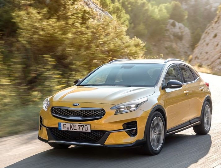 Der Kia XCeed besitzt ein äußerst leistungsfähiges Fahrwerk. Dem Crossover-Konzept entsprechend gewährleistet es bei allen Straßenverhältnissen ein stabiles Fahrverhalten und ein agiles Handling.
 Foto: kia.de