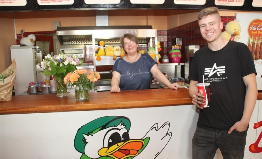 Michael Negro aus Hesedorf ist einer der Stammgäste im Mc Duck Fast-Food-Restaurant. Besonders den saftigen Cheeseburger und die leckeren Milchshakes haben es ihm angetan. Bianka Anacker, seit 25 Jahren unentbehrliche Mitarbeiterin des Hauses, freut es.  Foto: im