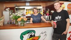 Michael Negro aus Hesedorf ist einer der Stammgäste im Mc Duck Fast-Food-Restaurant. Besonders den saftigen Cheeseburger und die leckeren Milchshakes haben es ihm angetan. Bianka Anacker, seit 25 Jahren unentbehrliche Mitarbeiterin des Hauses, freut es.  Foto: im