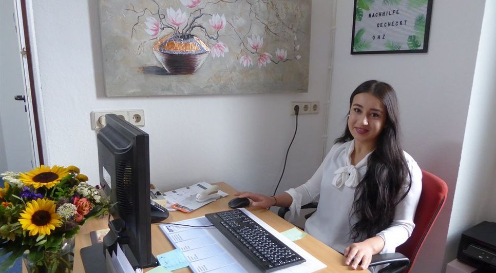 Bei Medine Fidan am Empfang bekommt man alle Informationen und kann sich auch zum Nachhilfe-Unterricht anmelden.  Foto: hc
