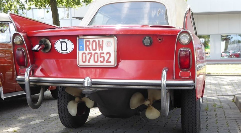 Zwei Propeller ermöglichen dem Amphi-Car auf dem Wasser schwimmend eine Höchstgeschwindigkeit von 12km/h.  Foto: hc