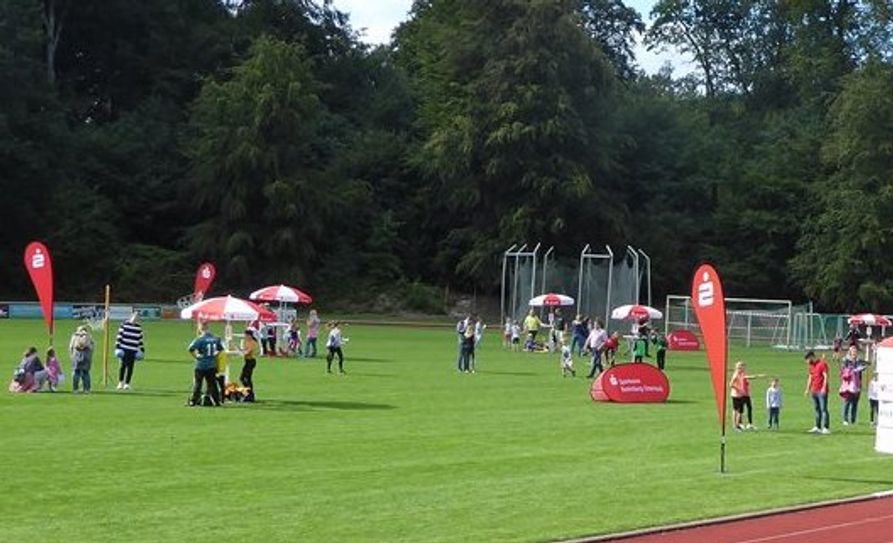 BeimKNAX-Sportfest wurde im Stadion in den unterschiedlichsten Disziplinen um Punkte, Weiten und Zeiten gerungen.  Foto: hc