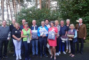 Foto oben: Die Preisträger/innen des Benefizgolfturniers sowie links außen Götz Siegert (Leiter „Jagdhorn Bläser Osterholz“), daneben Marion Schnibbe (Präsidentin Lions Club Worpswede), Thore Meyer (Präsident des Golfclubs) und Johanne Brinkmann (Vorsitzende Lions Förderverein). Foto: eb