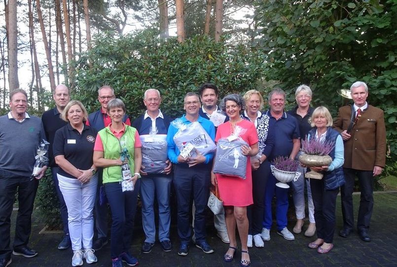 Foto oben: Die Preisträger/innen des Benefizgolfturniers sowie links außen Götz Siegert (Leiter „Jagdhorn Bläser Osterholz“), daneben Marion Schnibbe (Präsidentin Lions Club Worpswede), Thore Meyer (Präsident des Golfclubs) und Johanne Brinkmann (Vorsitzende Lions Förderverein). Foto: eb