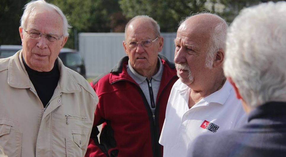 Dieter Grohs, Vorsitzender der Verkehrswacht Worpswede, leitete die Fahrübungen auf dem Parkplatz der Stadthalle an. Währenddessen fuhren zwei Fahrlehrer mit den übrigen Teilnehmern durch die Innenstadt. Foto: jm