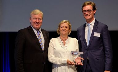 Der Niedersächsische Minister für Wirtschaft, Arbeit, Verkehr und Digitalisierung, Dr. Bernd Althusmann (li.), überreichte die Auszeichnung im Alten Rathaus in Hannover. Foto: J. Kollatsch
