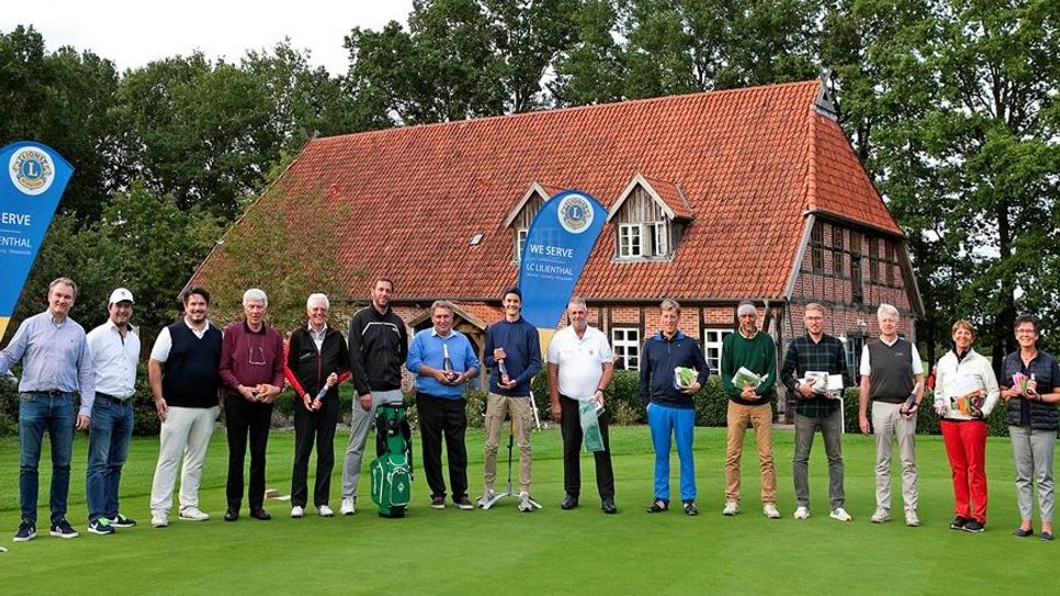 Sieger und „Offizielle“ des Golfturniers freuen sich über den Erfolg vor der schönen Kulisse des Clubhauses.  Foto: eb