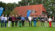 Sieger und „Offizielle“ des Golfturniers freuen sich über den Erfolg vor der schönen Kulisse des Clubhauses.  Foto: eb