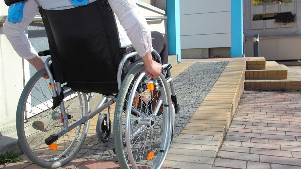 Um Mobilitätshindernisse zu beseitigen, helfen rollstuhlgerechte Rampen.  Foto: AdobeStock/RioPatucaImages