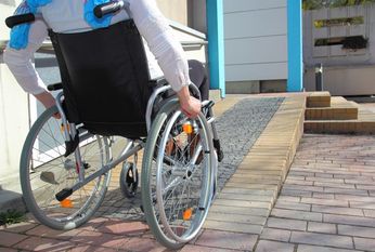 Um Mobilitätshindernisse zu beseitigen, helfen rollstuhlgerechte Rampen.  Foto: AdobeStock/RioPatucaImages