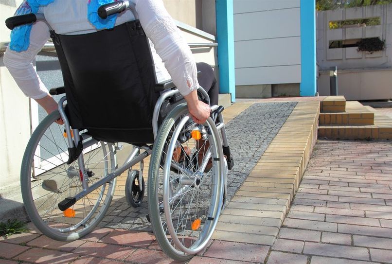 Um Mobilitätshindernisse zu beseitigen, helfen rollstuhlgerechte Rampen.  Foto: AdobeStock/RioPatucaImages