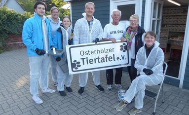 Christa Hase (2.v.re.) freut sich über die Hilfe der Mitarbeiterinnen und Mitarbeiter der Osterholzer          Stadtwerke bei der Renovierung der Holzhütte.  Foto: hc