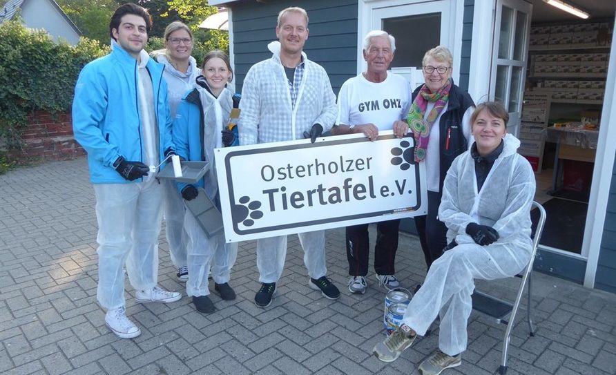 Christa Hase (2.v.re.) freut sich über die Hilfe der Mitarbeiterinnen und Mitarbeiter der Osterholzer          Stadtwerke bei der Renovierung der Holzhütte.  Foto: hc