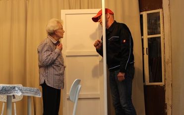 Wie schnell man einem Haustürbetrug auf den Leim geht, soll das Präventionstheater verdeutlichen. Foto: eb