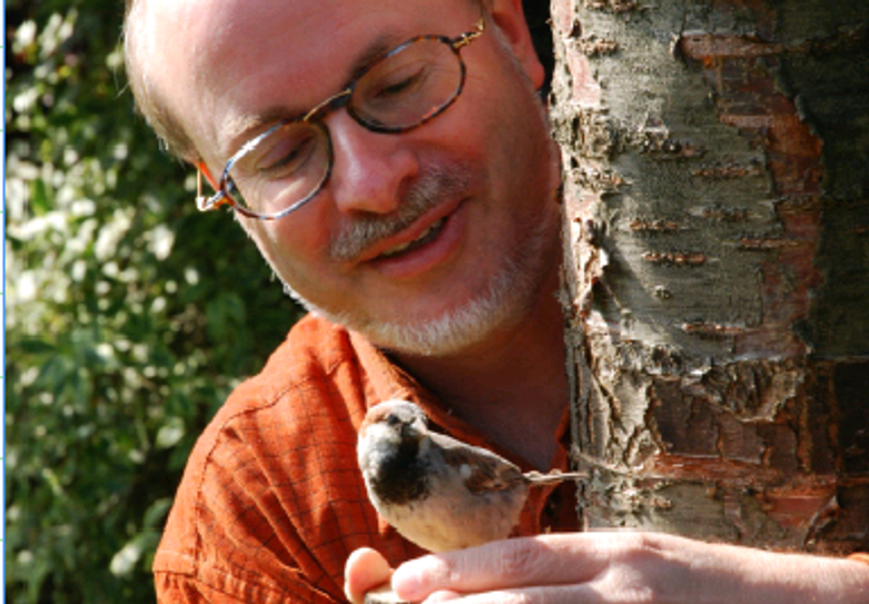 Dr. Uwe Westphal beherrscht über 130 Vogelstimmen.Foto: eb