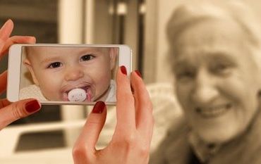 Glaubensfragen beschäftigen Menschen von der Geburt bis ins hohe Alter. Foto: Gerd Altmann, Pixabay