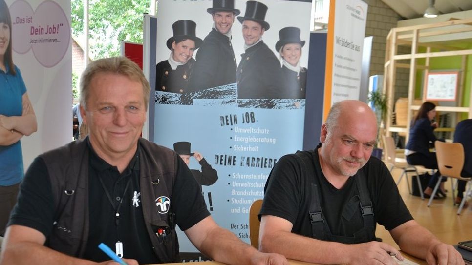 Die beiden Schornsteinfegermeister Reinhard Diercks (links) und Burkhard Hein informierten die Schüler über ihren Beruf und die Ausbildung.  Foto: ui
