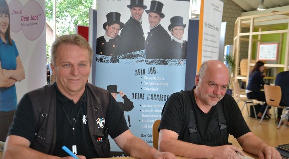 Die beiden Schornsteinfegermeister Reinhard Diercks (links) und Burkhard Hein informierten die Schüler über ihren Beruf und die Ausbildung.  Foto: ui