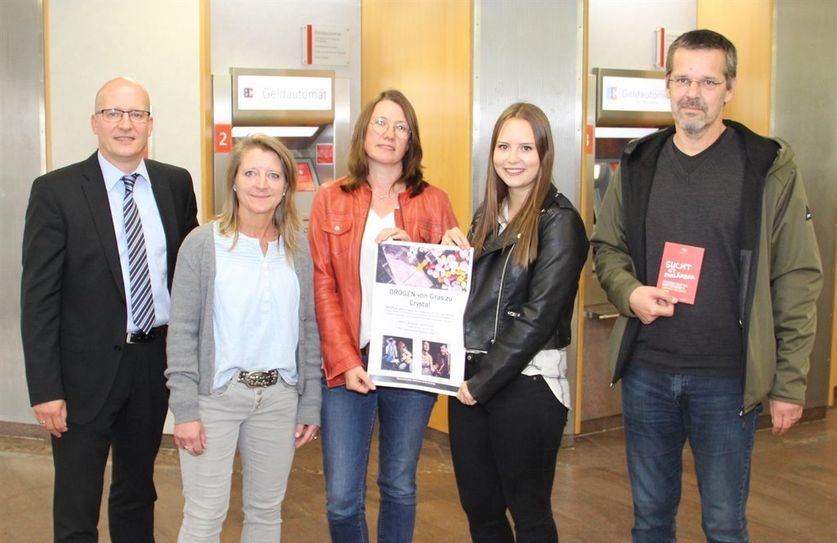 Freuen sich gemeinsam auf die Theateraufführung für drei Schulen: Volker Stahmann, Geschäftsstellenleiter der Sparkasse Rotenburg Osterholz in Bremervörde, die beiden Schulsozialarbeiterinnen Maren Stabel und Irene Köster, Praktikantin Kathleen Schomaker und Rene Huxholl von der Fachstelle Sucht und Suchtprävention des Landkreises Rotenburg (von links).  Foto: ue