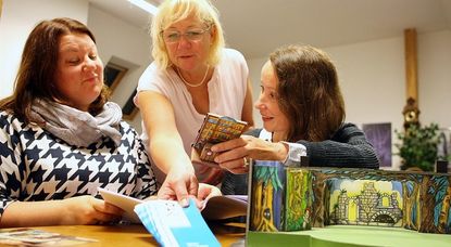 „Romys Pool“, „Die kleine Hexe“, „Nach Paris!“ und „Dree Mann an de Küst“ versprechen den Zuschauern viel Spaß und eine Menge Zauber - die TiO-Aktiven wie hier stellvertretend für alle Tina Stelljes, Astrid Gries und Maren Tietjen können stolz auf dieses Programm sein.  Foto: ek