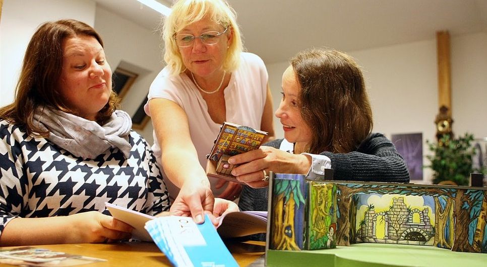 „Romys Pool“, „Die kleine Hexe“, „Nach Paris!“ und „Dree Mann an de Küst“ versprechen den Zuschauern viel Spaß und eine Menge Zauber - die TiO-Aktiven wie hier stellvertretend für alle Tina Stelljes, Astrid Gries und Maren Tietjen können stolz auf dieses Programm sein.  Foto: ek