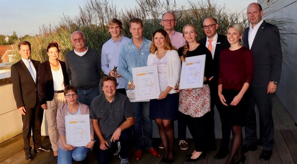 Die drei Siegerteams freuen sich gemeinsam mit den Vertretern der Volksbank über die Auszeichnung als „Sterne des Sports“.  Foto: aklü