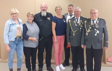 Die Gewinner des Vogelschießens mit der Königin Sonja Stelling in der Mitte. Foto: eb