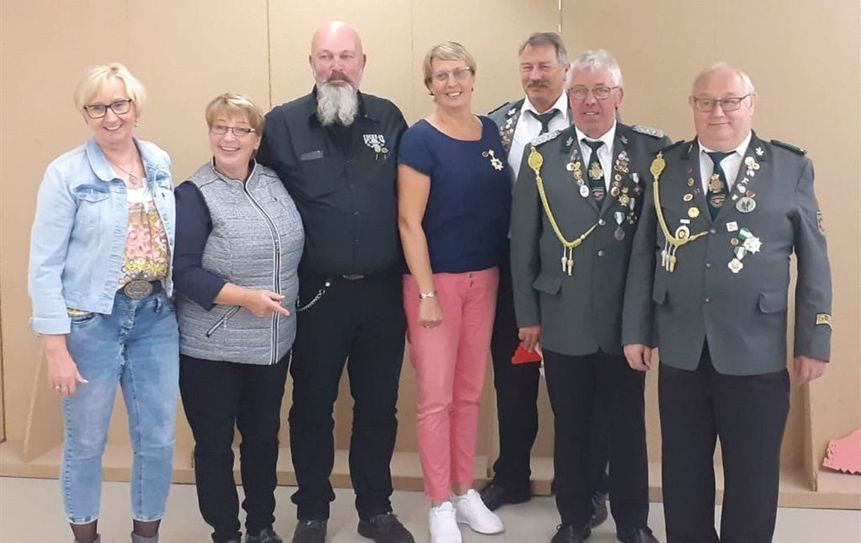 Die Gewinner des Vogelschießens mit der Königin Sonja Stelling in der Mitte. Foto: eb